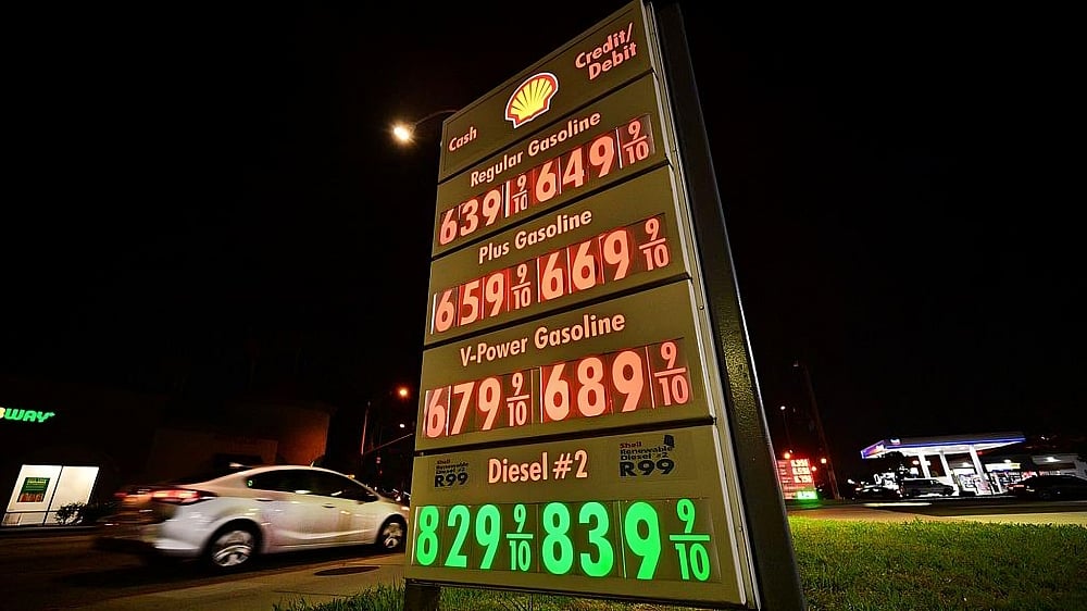 US gas prices reach $4.48 a gallon, up 17 cents in a week and $1.27 from a year ago. - @CGTNRadio