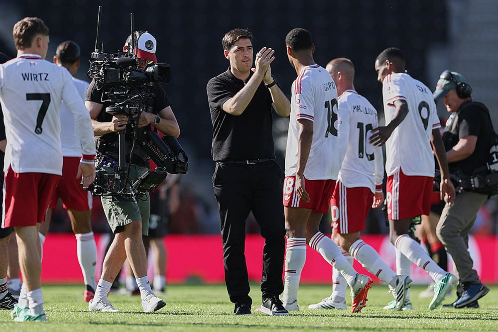 Liverpool's manager Andoni Iraola applauds his side fans after the end of the English Premier League soccer match between Bournemouth and Liverpool in Bournemouth, England. - | Photo: AP/Ian Walton