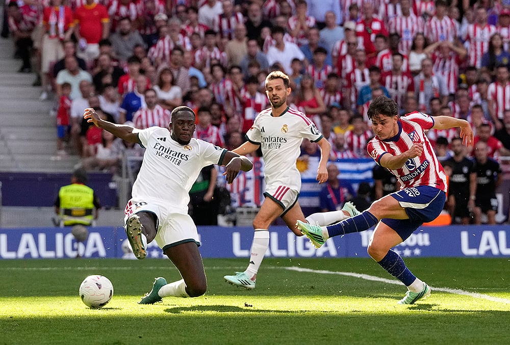 | Photo: AP/Bernat Armangue : Atletico Madrid's Julian Alvarez, right, attempts a shot at goal during a Spanish La Liga soccer match between Atletico Madrid and Real Madrid in Madrid, Sunday, Sept. 20, 2026. 