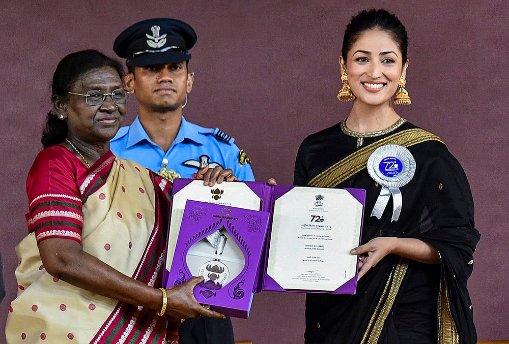 President Droupadi Murmu confers award for Best Actress in a Leading Role on Yami Gautam Dhar for her performance as an intelligence officer in the film ‘Article 370’ during the 72nd National Film Awards, at Kevadia, in Narmada district, Gujarat. 
 - | Photo: @PIBAhmedabad/X via PTI 