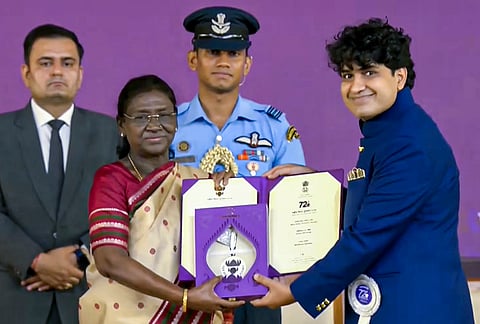 President Droupadi Murmu confers award for Best Music Direction (Songs) on composer and performer Shashwat Sachdev for the film 'Article 370' during the 72nd National Film Awards, at Kevadia, in Narmada district, Gujarat. 

