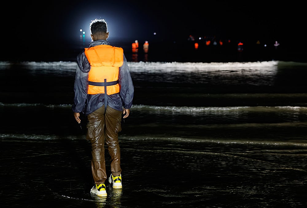 A man stands on the beach as he tries to cross the channel from France to Britain on a dinghy boat, in Hardelot, northern France, Wednesday, Sept. 23, 2026.  - | Photo: AP/Jean-Francois Badias