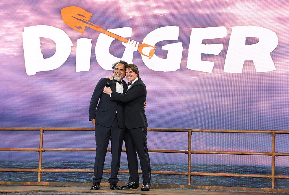 Director Alejandro G. Iñárritu, left, and Tom Cruise 