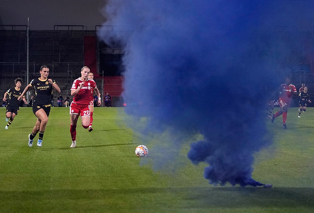 UWCL Bayern Munich Women vs Man City Women highlights-Smoke bombs