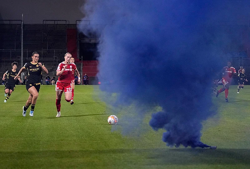 UWCL Bayern Munich Women vs Man City Women highlights-Smoke bombs