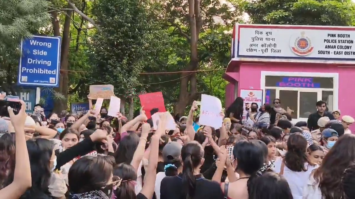 Protesting LSR Students - X/@theindianidiot