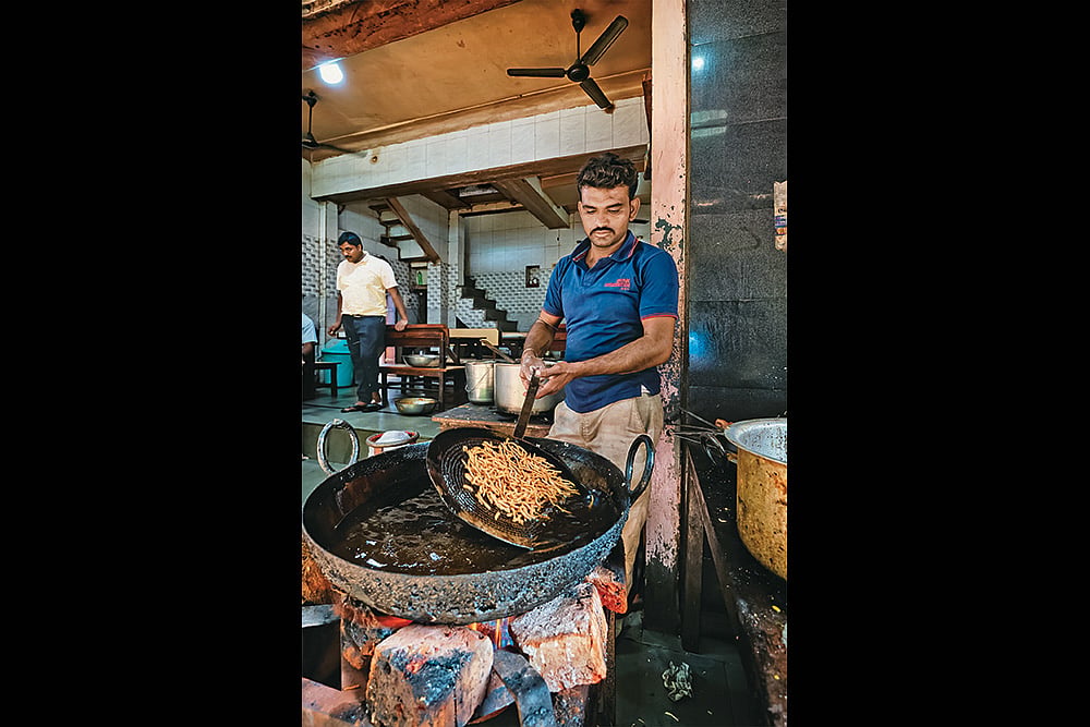 Hard at Work: A cook in Pushkar deep-fries sev, a popular snack - | Photo: Imago/PantherMedia