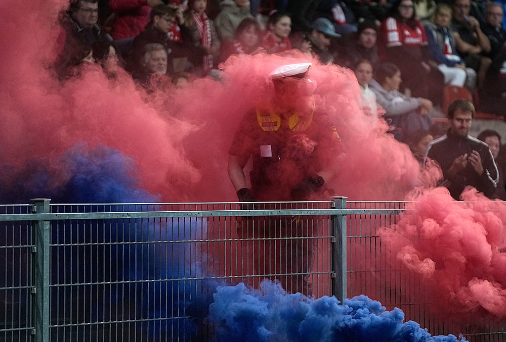 UWCL Bayern Munich Women vs Man City Women highlights-colored smoke