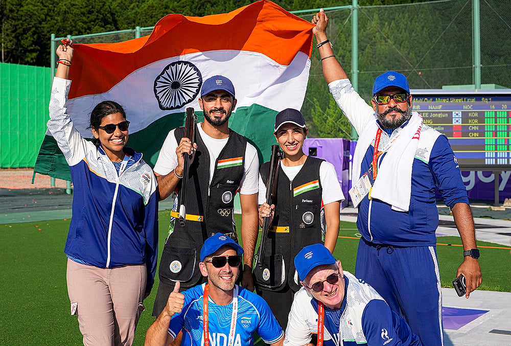Parinaaz Dhaliwal and Anant Jeet Singh Naruka after securing the bronze medal 