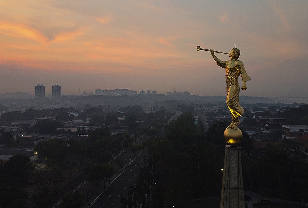 An angel statue stands atop a church as smoke from wildfires fills the air in Manaus, Amazonas state, Brazil, Wednesday, Sept. 23, 2026. - | Photo: AP/Edmar Barros