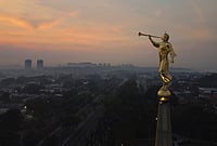 | Photo: AP/Edmar Barros : An angel statue stands atop a church as smoke from wildfires fills the air in Manaus, Amazonas state, Brazil, Wednesday, Sept. 23, 2026.