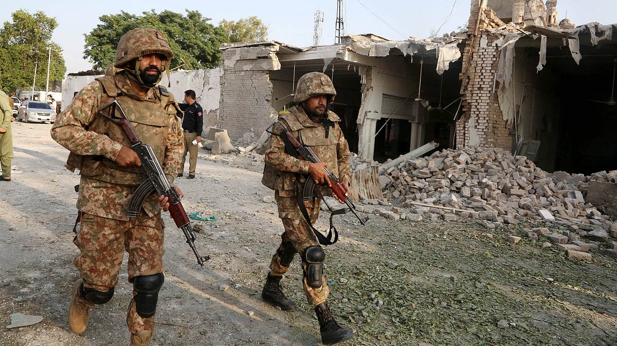 Pakistani personnel at the site of a blast in Khyber - IMAGO/Anadolu Agency