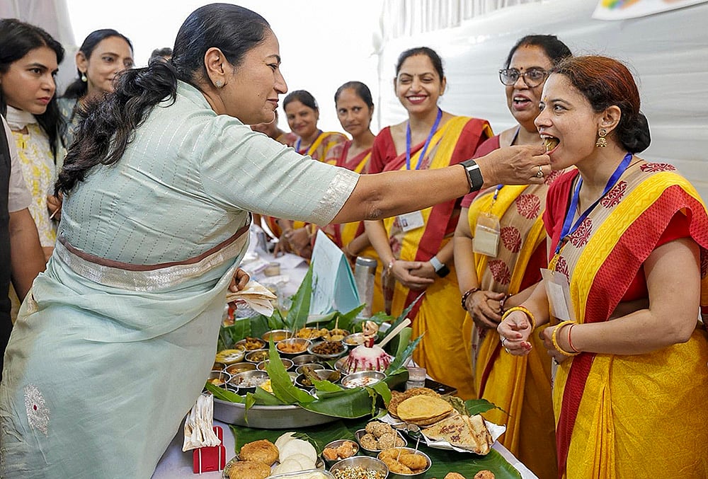 Rekha Gupta meets Anganwadi workers