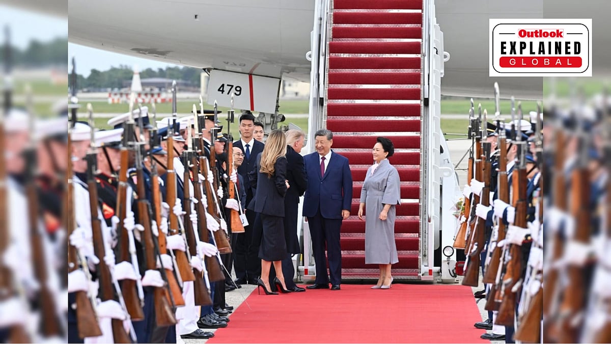 US President Donald Trump and Melania Trump receive Chinese President Xi Jinping and his wife Peng Liyuan at the airport. - X@SpoxCHN_MaoNing