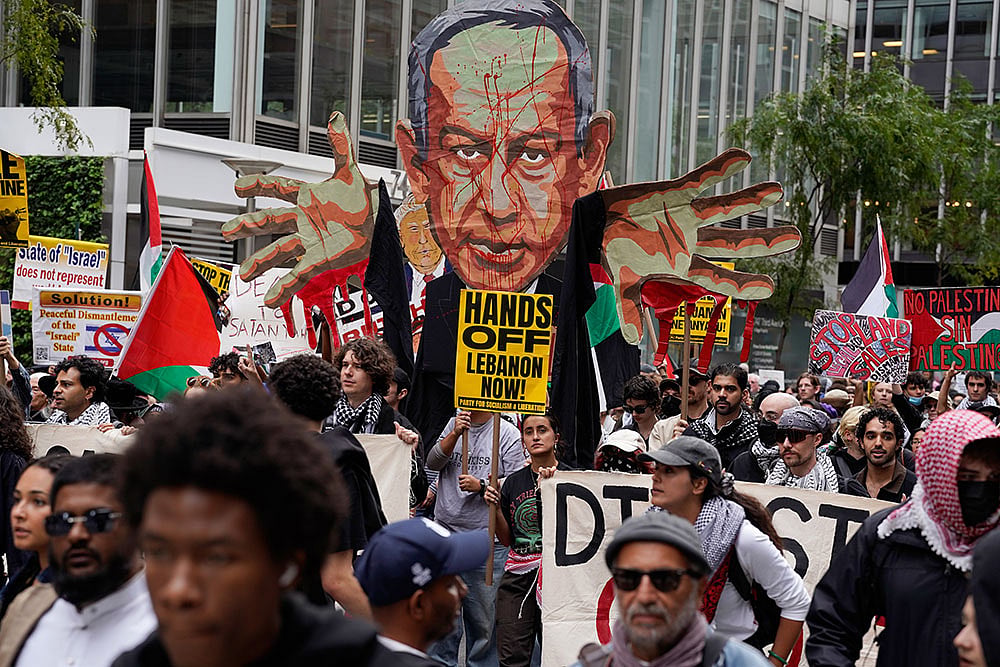 Demonstrators gather to protest following Israeli Prime Minister Benjamin Netanyahu's address at the 81st session of the United Nations General Assembly, Thursday, Sept. 24, 2026, in New York. - | Photo: AP/Madison Swart