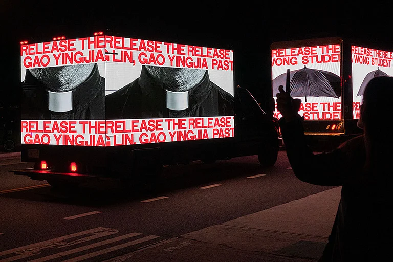 Demonstrators driving billboards project the faces of jailed activists during a protest against China's President Xi Jinping outside of the National Gallery of Art building Wednesday, Sept. 23, 2026, in Washington. - | Photo: AP/Jose Luis Magana