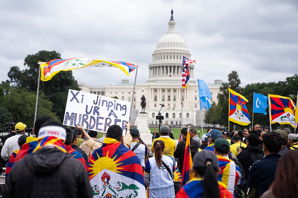 Pro-Tibet independence protestors demonstrate near the U.S. Capitol while China's President Xi Jinping visits the White House, Thursday, Sept. 24, 2026, in Washington. - | Photo: AP/Allison Robbert