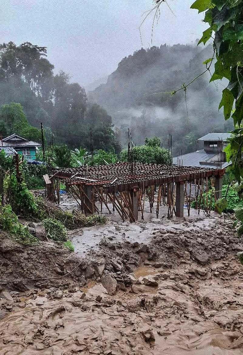 Landslide strikes Rimbi in Sikkim
