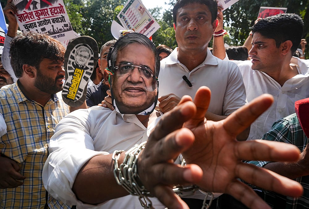 Indian Youth Congress (IYC) members stage a protest against Chief Election Commissioner (CEC) Gyanesh Kumar, demanding his resignation, citing a media report about objections reportedly raised by two Election Commissioners over various decisions of the poll panel, in New Delhi, Friday, Sept. 25, 2026.  - | Photo: PTI/Karma Bhutia