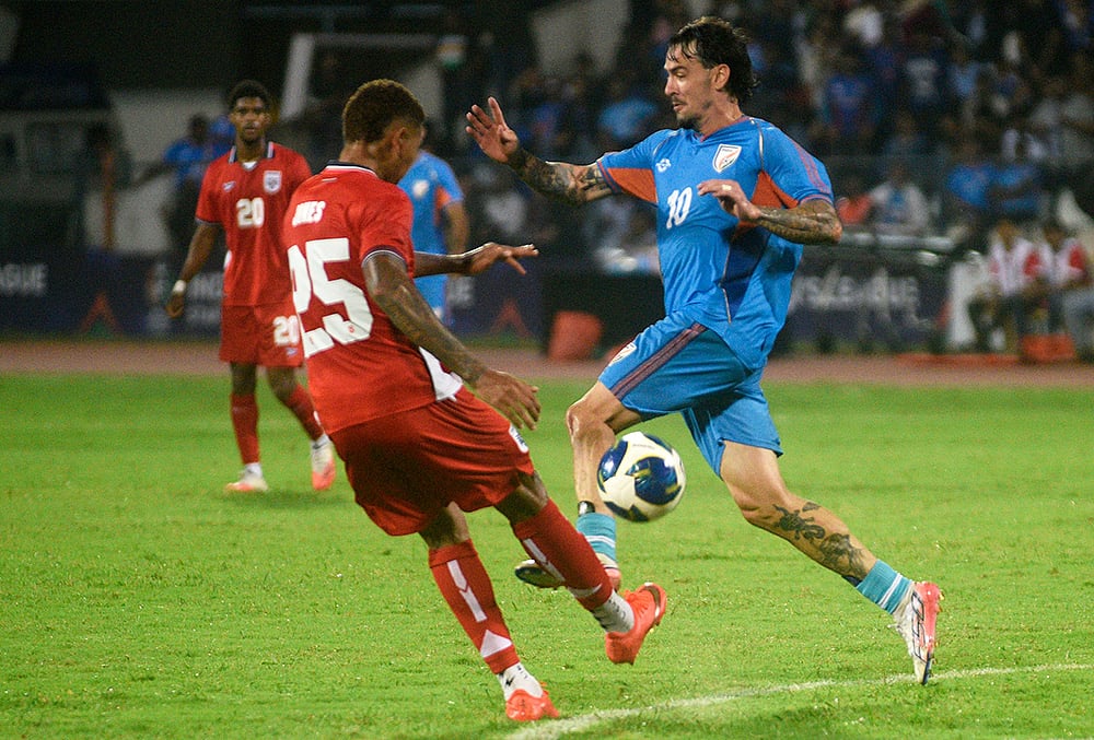 Indias Ryan Williams, right, fights for a ball with Panamas Roderick Miller, left, during an international friendly soccer match between India and Panama in Bengaluru, India, Friday, Sept. 25, 2026.