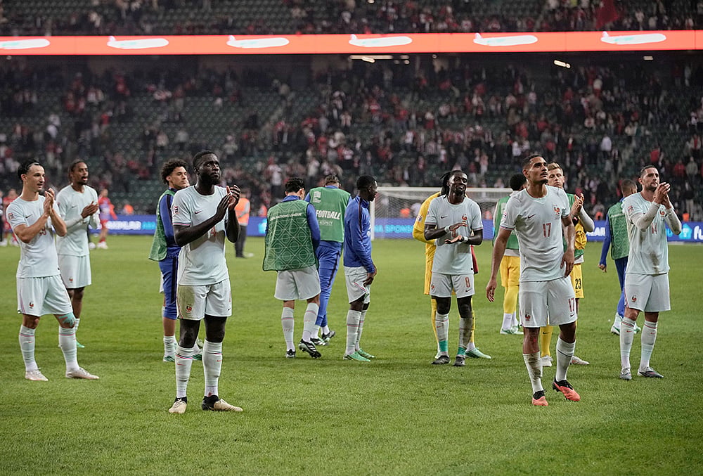 French players apploud to their fans after the UEFA Nations League soccer match between Turkey and France in Izmit, Turkey, Friday, Sept. 25, 2026.  - | Photo: AP/Khalil Hamra