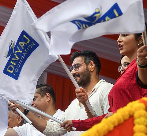 Bollywood actor Ajay Devgan, Maharashtra Chief Minister Devendra Fadnavis’s wife Amruta Fadnavis, Brihanmumbai Municipal Corporation (BMC) Municipal Commissioner Ashwini Bhide flag off a beach cleanup drive, at Juhu beach, in Mumbai.
