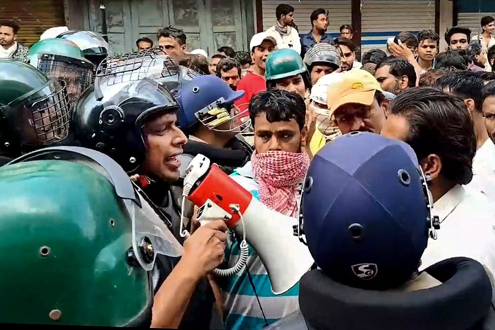 Tear Gas Shahi Masjid Ujjain