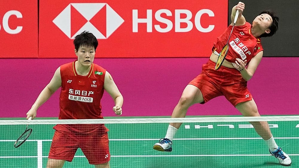 China's Tan Ning, right, and Liu Sheng Shu play against South Korea's Baek Ha Na and Lee So Hee in the women's doubles final match of the Badminton World Championships in New Delhi, India. - Photo: AP/Manish Swarup