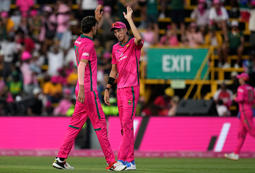South Africa's Duan Jansen, right, celebrates with his brother Marco Jansen after he took a catch during the second one day international cricket match between South Africa and Australia, in Johannesburg, South Africa, Sunday, Sept. 27, 2026.  - | Photo: AP/Themba Hadebe