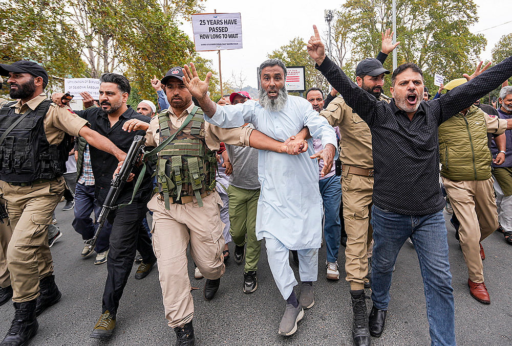 casual and daily wage workers Protest in Srinagar