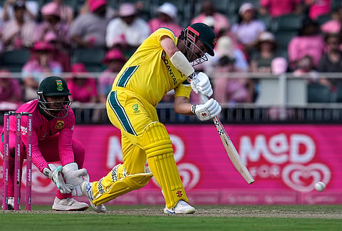Australia's batsman Travis Head, right, plays a shot as South Africa's wicketkeeper Quinton de Kock watches on during the second one day international cricket match between South Africa and Australia, in Johannesburg, South Africa, Sunday, Sept. 27, 2026. 