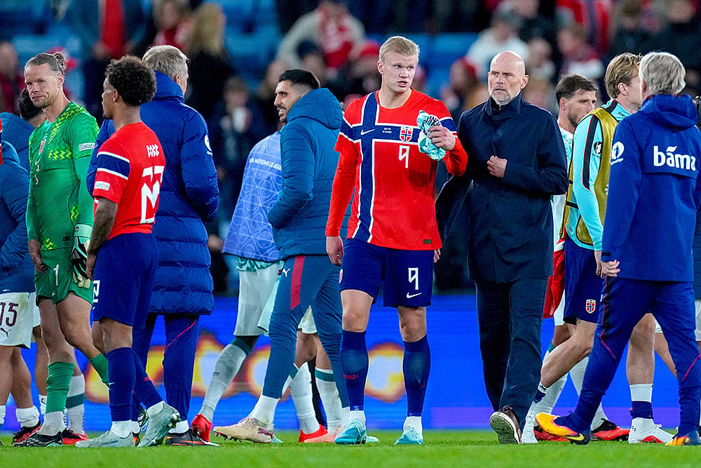 Norway's Erling Haaland and national team coach Ståle Solbakken leave the pitch after a Nations League soccer match between Norway and Portugal, in Oslo, Sunday, Sept. 27, 2026. - Photo: Cornelius Poppe/NTB Scanpix via AP