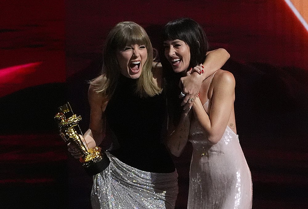 2026 MTV VMAs - Dakota Johnson with Taylor Swift