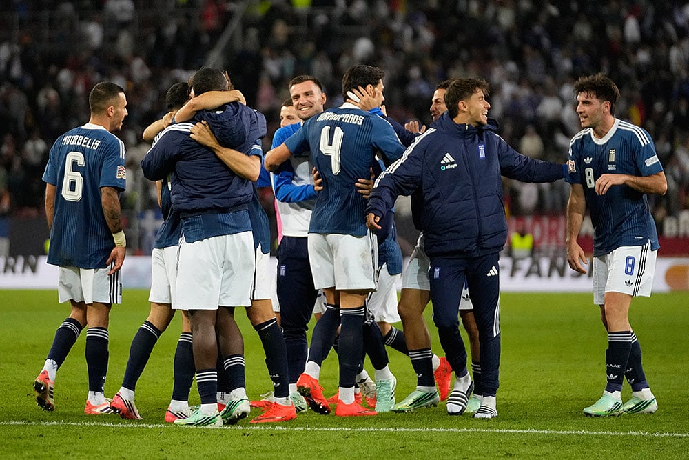 Greek players celebrate after the UEFA Nations League soccer match between Germany and Greece in Augsburg, Germany, Sunday, Sept. 27, 2026. - | Photo: AP/Matthias Schrader