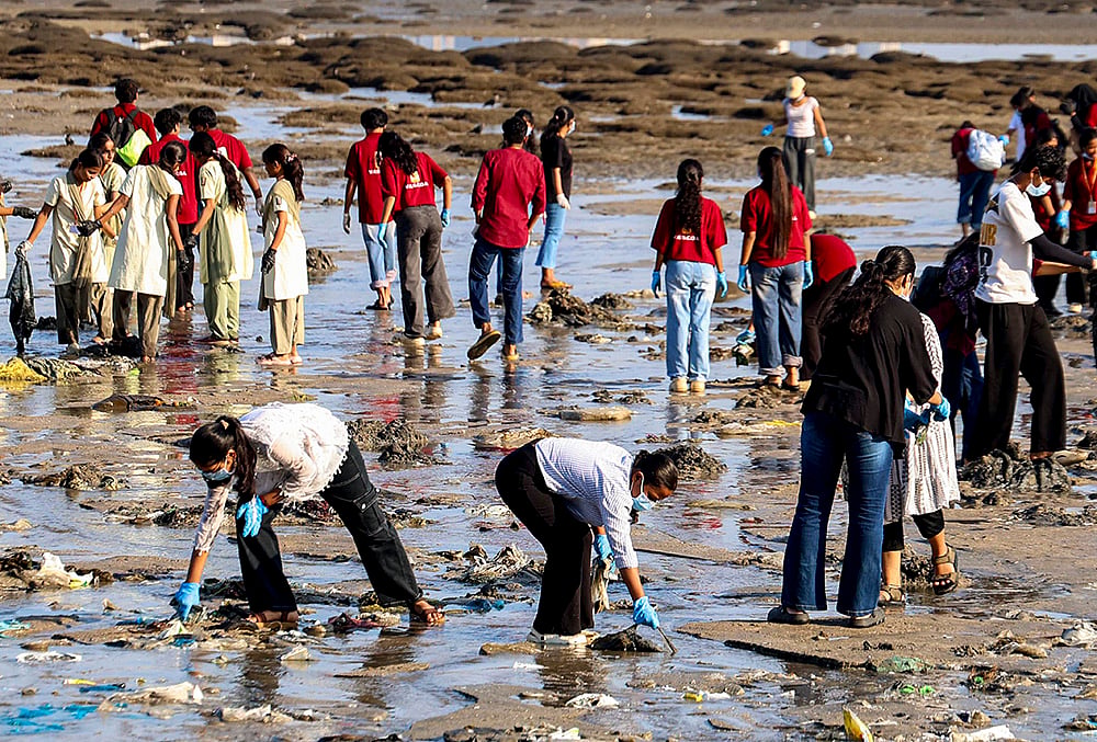 Beach cleanup drive at Dadar Chowpatty