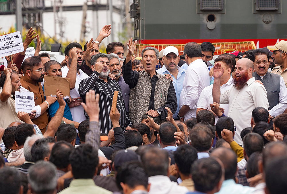 Casual and daily wages forum protest in Srinagar