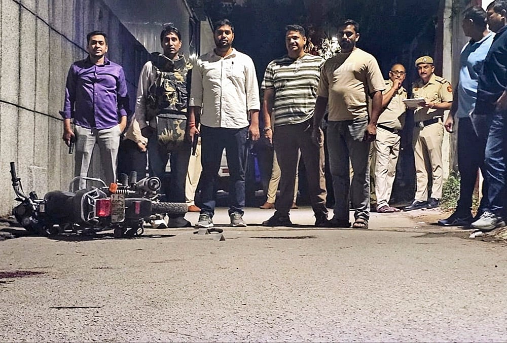 Two Vikas Kalia gang members apprehended after gunfight in Delhi