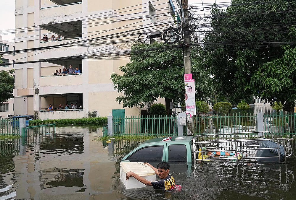 A man wades through a flooded street after heavy rain in Bangkok, Thailand, Monday, Sept. 28, 2026.  - | Photo: AP/Sakchai Lalit