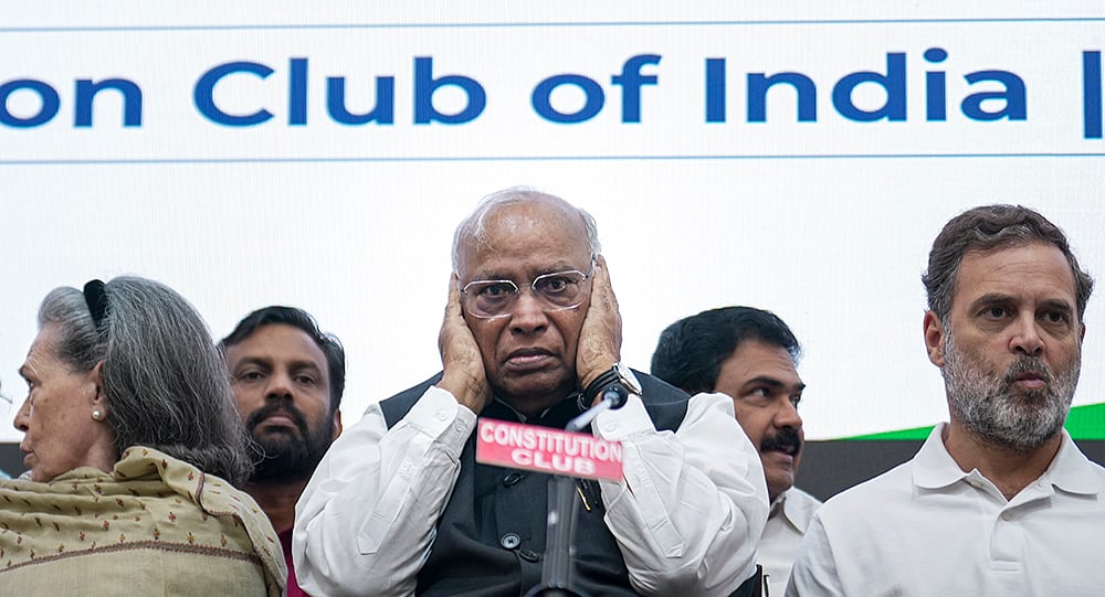 Congress President Mallikarjun Kharge, centre, Leader of Opposition in Lok Sabha Rahul Gandhi, right, and Congress Parliamentary Party Chairperson Sonia Gandhi during a press conference following the INDIA bloc coordination meeting regarding Chief Election Commissioner Gyanesh Kumar and the Special Intensive Revision (SIR) exercise, in New Delhi.
 - | Photo: PTI/Karma Bhutia