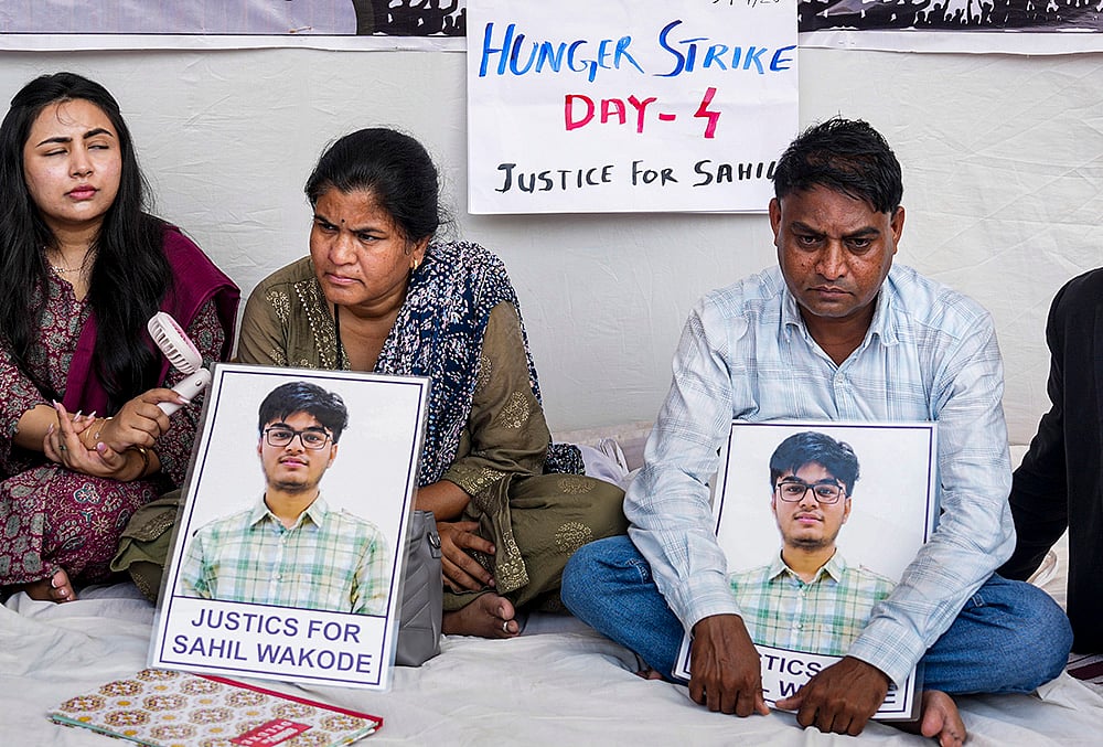Hunger strike of the parents of IIT student in Mumbai