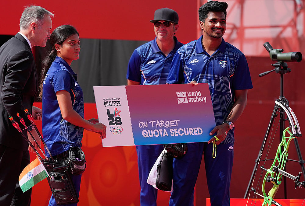 India's Sahil Rajesh Jadhav, right, and Chikitha Taniparthi, front left, celebrate as they are qualified for the 2028 Olympics after winning over South Korea in the compound mixed team final in archery at the Asian Games in Okazaki, Japan, Wednesday, Sept. 30, 2026.  - | Photo: AP/Eugene Hoshiko