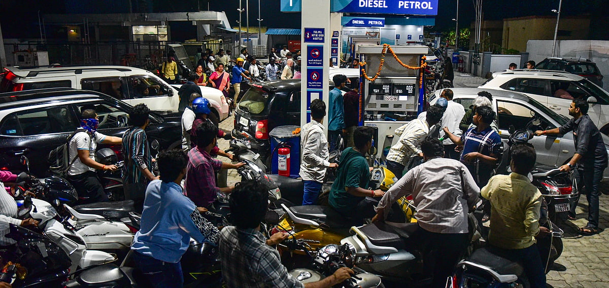 IMAGO/NurPhoto : People at a gas station in Hyderabad to refuel their vehicles amid the fuel shortage caused by the West Asia crisis on March 24, 2026