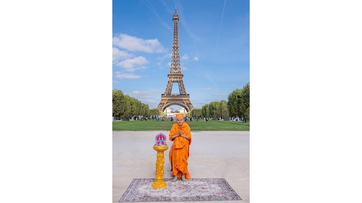 Mahant Swami Maharaj at the Eiffel Tower, during the Nagar Yatra as part of the opening celebrations of BAPS Swaminarayan Hindu Mandir - X@BAPSParis
