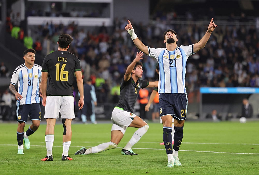 Argentina's Jose Manuel Lopez celebrates scoring his side's 4th goal against Bolivia during an international friendly soccer match in Cordoba, Argentina, Wednesday, Sept. 30, 2026.  - | Photo: AP/Nicolas Aguilera