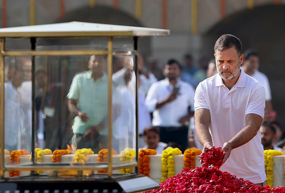 Rahul pays tribute to Mahatma Gandhi