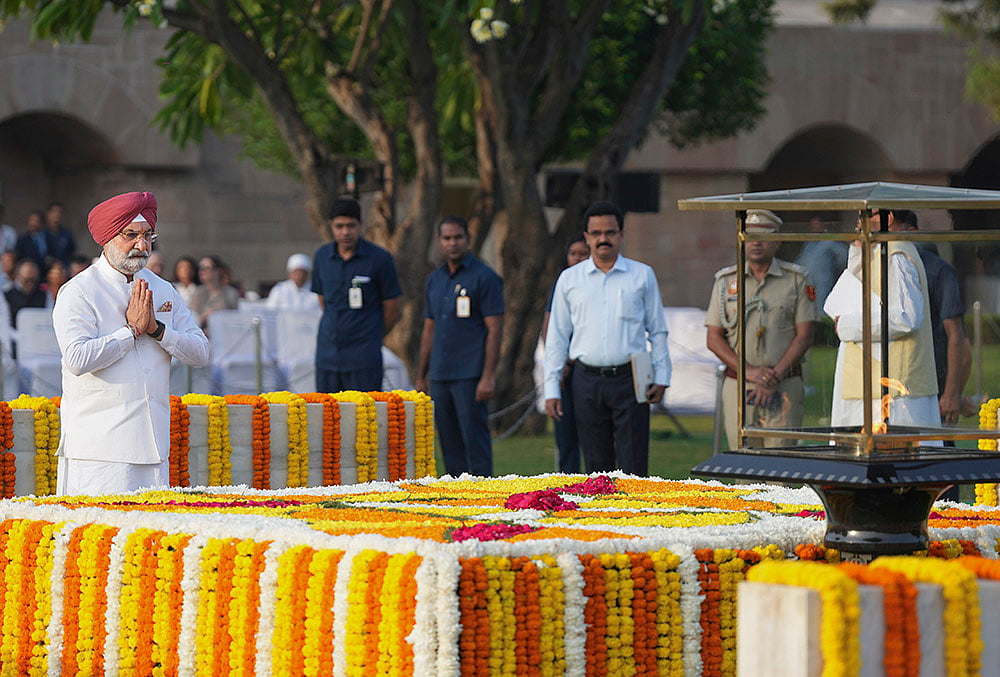 Delhi Lt. Governor Taranjit Singh Sandhu pays tribute to Mahatma Gandhi 