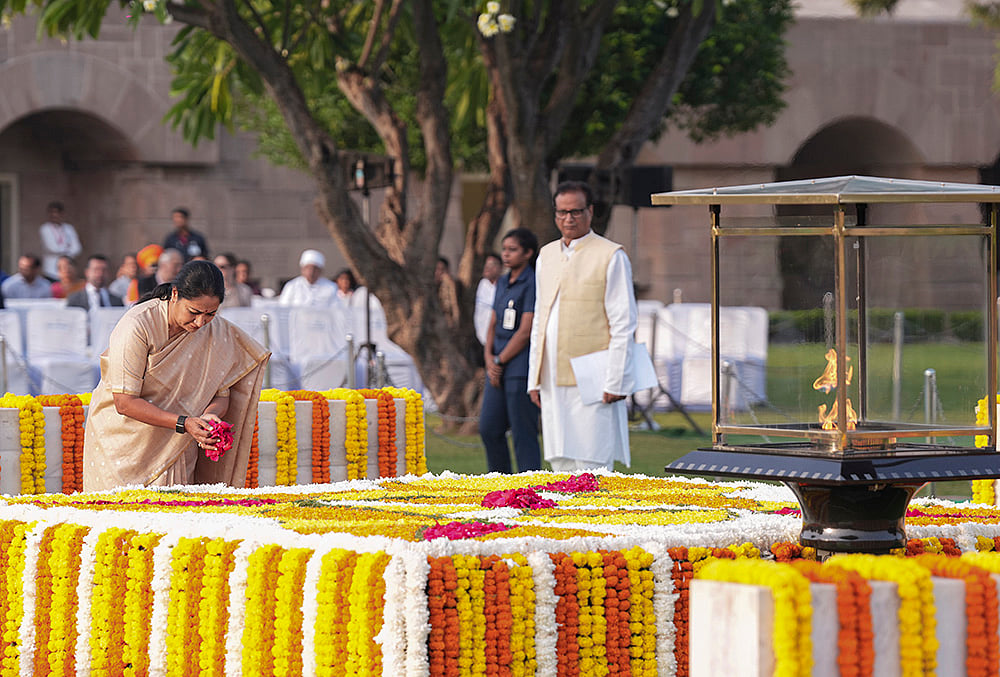 Delhi Chief Minister Rekha Gupta pays tribute to Mahatma Gandhi