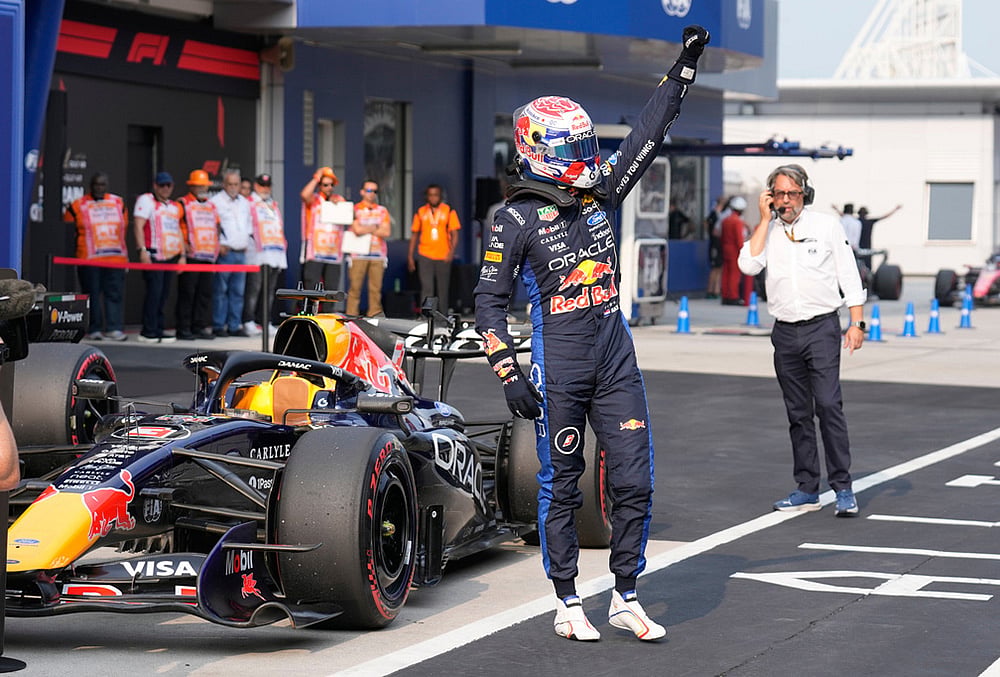 Red Bull driver Max Verstappen of the Netherlands celebrates after setting the pole position during the qualifying session ahead of the Bahrain Grand Prix in Sepang, Malaysia, Saturday, Oct. 3, 2026.  - | Photo: AP/Aijaz Rahi