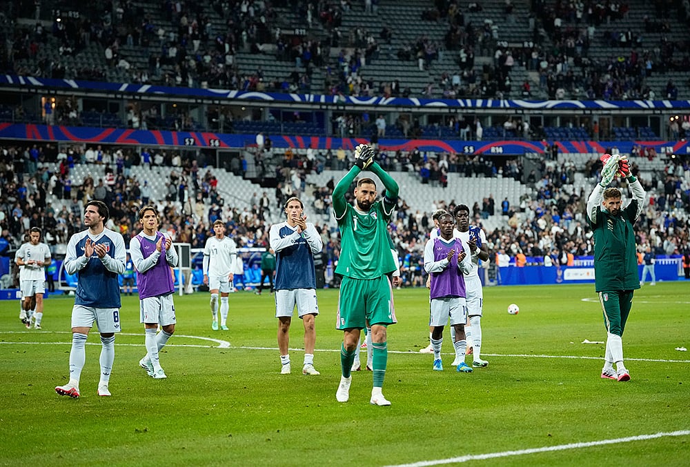 Italy's goalkeeper Gianluigi Donnarumma, centre, and his teammates applaud to fans after the UEFA Nations League Group A soccer match between France and Italy in Saint-Denis near Paris, Friday, Oct. 2, 2026.  - | Photo: AP/Teresa Suarez