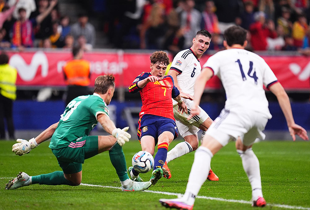 Spain vs Czechia UEFA Nations League football highlights-Victor Munoz